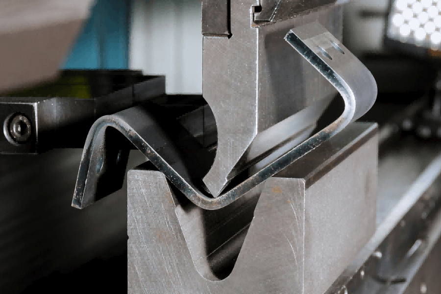 خدمات القص والثني والتلحيم